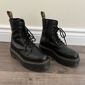 Dr. Martens Jadon III Boot Pisa Leather Platforms in Size 6